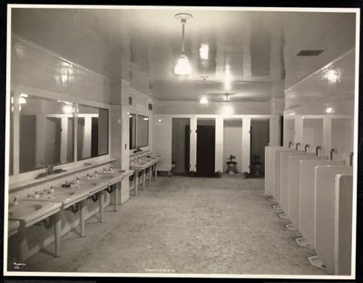 Toalety w hotelu Pennsylvania, 1918 (srebrny odbitka żelatynowa) autorstwa Byron Company