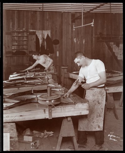 Dwaj mężczyźni pracujący w fabryce Harrington Piano Co., 1907 (odbitka żelatynowa) autorstwa Byron Company