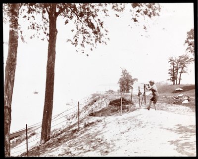 Widok chłopca z lunetą patrzącego w stronę rzeki Hudson z Riverside Park w stanie Nowy Jork (srebrny odbitka żelatynowa) autorstwa Byron Company