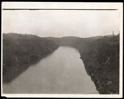 Widok świeżo wykopanego fragmentu Kanału Panamskiego w trakcie budowy, 1912 lub 1913 (srebrny odbitka żelatynowa) autorstwa Byron Company