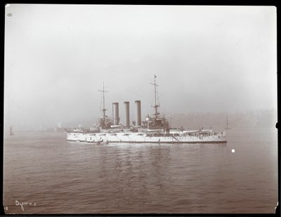 Widok okrętu wojskowego, przypuszczalnie na rzece Hudson w pobliżu West Point podczas wizyty księcia Ludwika Battenberg, 1905 (srebrny odbitka żelatynowa) autorstwa Byron Company