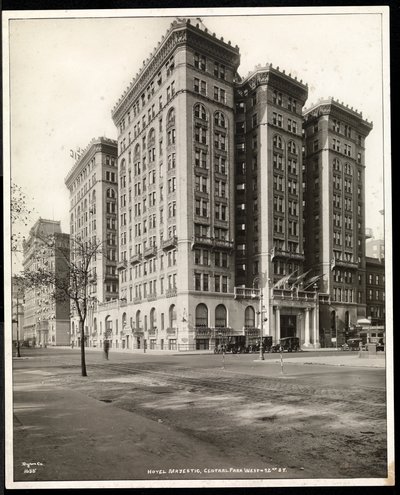 Widok na Hotel Majestic przy 72nd Street z drugiej strony Central Park West, Nowy Jork, 1920 (srebrny odbitka żelatynowa) autorstwa Byron Company