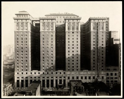 Widok na południową stronę Hotelu Pennsylvania, 7. Aleja i 32. Ulica, Nowy Jork, 1919 (odbitka żelatynowa) autorstwa Byron Company