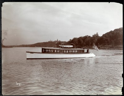 Widok jachtu Delicia należącego do New York Yacht, Launch und Engine Co. na rzece Hudson w pobliżu Morris Heights, Nowy Jork, 1903 r. (odbitka żelatynowa) autorstwa Byron Company