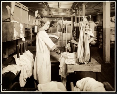 Kobiety znakujące torby z praniem w Carolyn Laundry przy 111 East 128th Street, East Harlem, Nowy Jork, 1928 (srebrny odcisk żelatynowy) autorstwa Byron Company