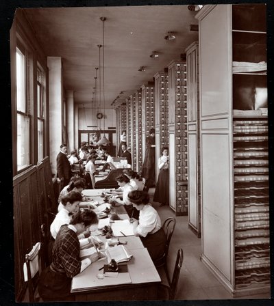 Kobiety pracujące w aktówce, pod męskim nadzorem, w Metropolitan Life Insurance Co. przy 23rd Street i Madison Avenue, Nowy Jork, 1907 (srebrny odbitka żelatynowa) autorstwa Byron Company