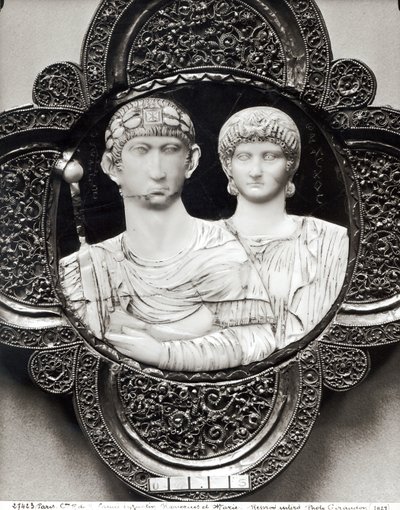 Kamea przedstawiająca cesarza Honoriusza (395-423) i jego żonę Marię (kość słoniowa i metal) (patrz także 189591) autorstwa Byzantine