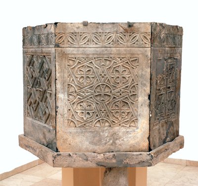 Ambona z bizantyjskiego kościoła św. Teodora, Beit Sila, Jerozolima, VI wne (kamień bitumiczny) autorstwa Byzantine Byzantine