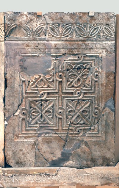 Ambona z bizantyjskiego kościoła św. Teodora, Beit Sila, Jerozolima, VI wne (kamień bitumiczny) autorstwa Byzantine Byzantine
