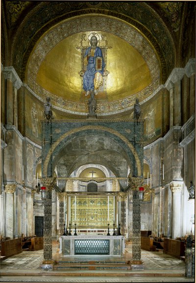 Architektura bizantyjska: prezbiterium. Ołtarz główny, cyborium z albastrowymi kolumnami (z V-XIII w.), kapitele (XII w.) i Pala d