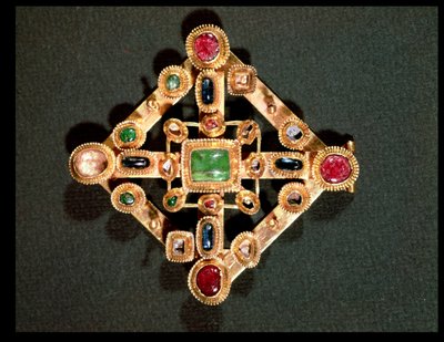 Broszka w formie krzyża greckiego (złoto i kamienie szlachetne) autorstwa Byzantine School