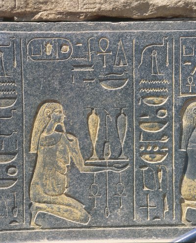 Egipt, Karnak, Czerwona kaplica Hatszepsut, złota płaskorzeźba, ofiarowanie wina autorstwa J.B. and Brown J. Rowbotham