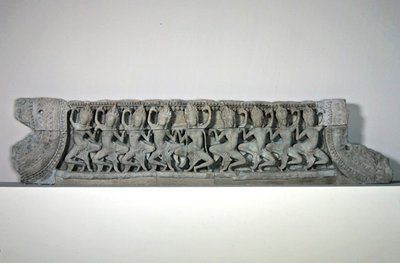Fronton z dziewięcioma tańczącymi szparami, koniec XII-początek XIII wieku, z Bayon, Angkor Thom (piaskowiec) autorstwa Cambodian Cambodian