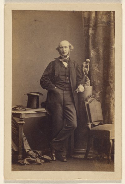 [Niezidentyfikowany mężczyzna stoi, cylinder na stole]. autorstwa Camille Silvy