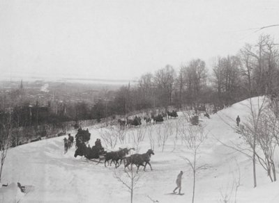 Tandem Club Driving on the Mountain (zdjęcie czarno-białe) autorstwa Canadian Photographer