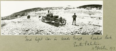 Lekki samochód Forda w Wadi Guzzeh, Rashid Beck, Południowa Palestyna, październik 1917 r. autorstwa Capt. Arthur Rhodes