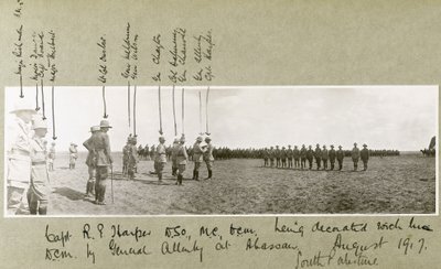 Generał Allenby odznacza kapitana Harpera D.C.M. podczas ceremonii w Abassan, Południowa Palestyna, sierpień 1917 r. autorstwa Capt. Arthur Rhodes