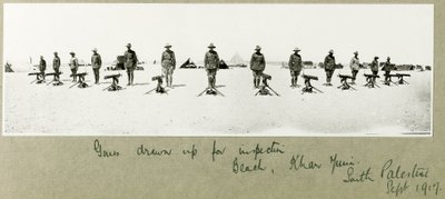 Broń przygotowana do kontroli na plaży, Khan Yunis, wrzesień 1917 autorstwa Capt. Arthur Rhodes