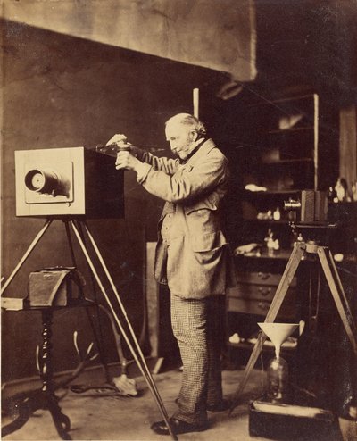[Autoportret przygotowujący płytę kolodionową]. autorstwa Capt. Horatio Ross