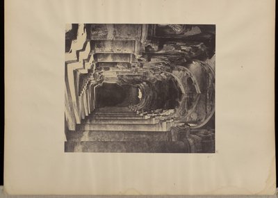 [Madura. Pałac [Trimula Naika], Vista w arkadzie czworokąta. autorstwa Capt. Linnaeus Tripe