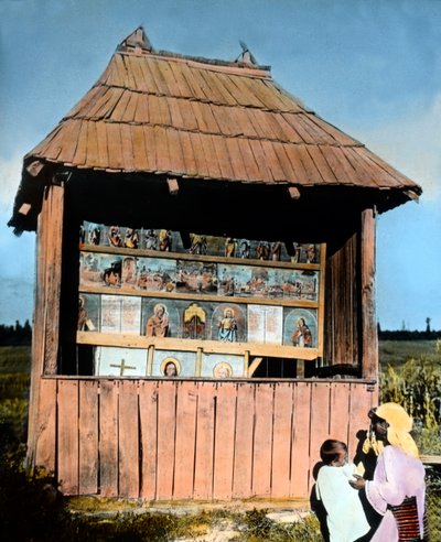 Rumunia, Bukowina, matka z dzieckiem przed małą kapliczką z obrazami świętych, data zdjęcia: około 1920 r. Archiwum Carla Simona autorstwa Carl Simon