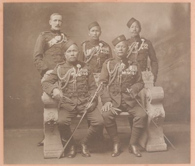 Indyjscy podoficerowie króla z pułków Gurkha autorstwa Carl Vandyk
