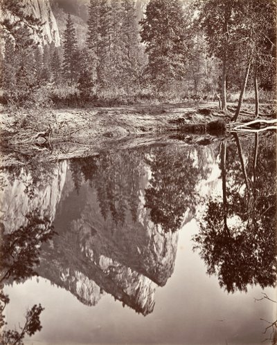 Lustrzany widok Trzech Braci, Yosemite, ca. 1872, wydrukowany ca. 1876. autorstwa Carleton E. Watkins.