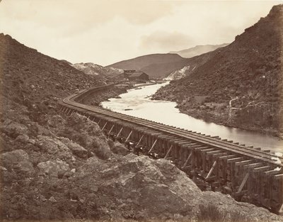 Eureka Quartz Mill and Flume, Nevada, 1875, wydrukowany ca. 1876. autorstwa Carleton Emmons Watkins