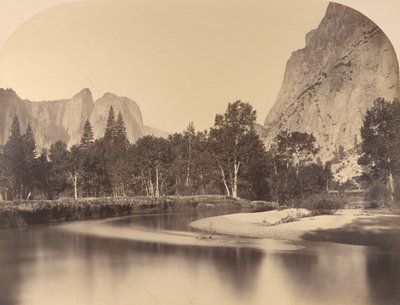 Widok na rzekę, w dół doliny, Cathedral Rock po lewej, 1861, Yosemite. autorstwa Carleton Emmons Watkins