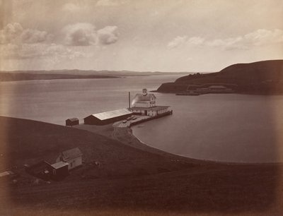 Cieśnina Carquennes, z południowego Vallejo, 1868-69. autorstwa Carleton Emmons Watkins