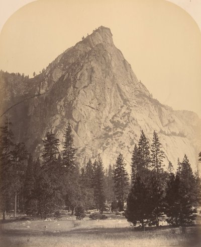 Trzej bracia, widok z przodu, 4480 stóp, 1861. autorstwa Carleton Emmons Watkins