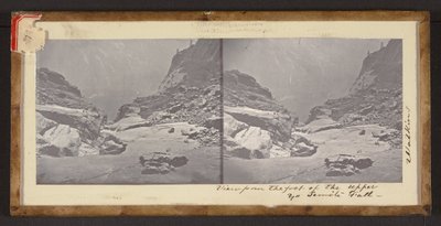 Widok z podnóża wodospadu Upper Yo Semite autorstwa Carleton Watkins