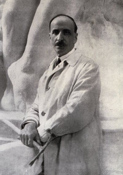 Portret w trzech czwartych przedstawiający rzeźbiarza Edoardo Rubino z marteliną w dłoni. W tle można dostrzec rzeźbę autorstwa Carlo Gherlone
