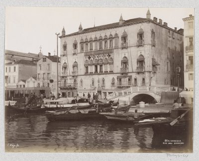 Hotel Royal Danieli w Palazzo Dandolo oraz łodzie przy Riva degli Schiavoni w Wenecji autorstwa Carlo Naya