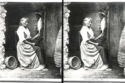 Stara kobieta Spinning, Capri, ok. 1865 (zdjęcie czarno-białe) autorstwa Carlo Naya