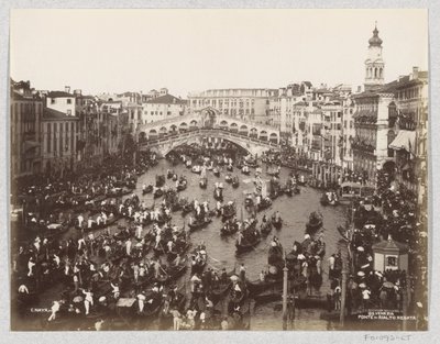 Regaty gondoli na Canal Grande w Wenecji, na wysokości mostu Rialto autorstwa Carlo Naya