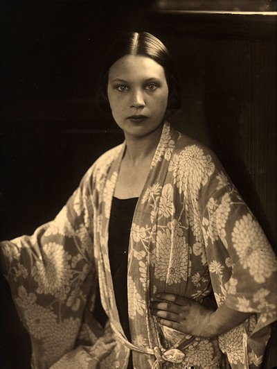 Portret Wandy Wulz w połowie długości w szlafroku kimono autorstwa Carlo Wulz
