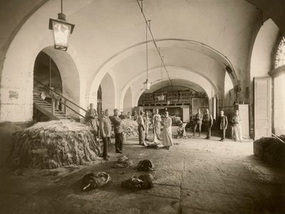 Wnętrze wojskowego złoża skór, w okresie Wielkiej Wojny (zdjęcie czarno-białe) autorstwa Carlo Wulz