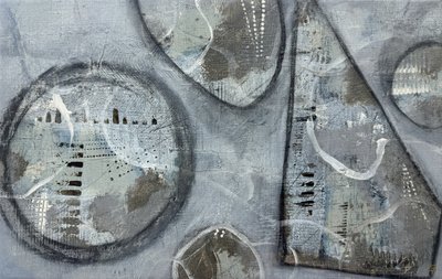 Szare kształty o fakturze autorstwa Carolina Gårdheim