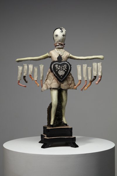 Black Heart, 2013 (drewno, glina, tkanina, farba, części lalki) autorstwa Cathie Pilkington