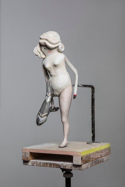 Degas Doll 2, 2017 (malowana żywica, stal, drewno) autorstwa Cathie Pilkington