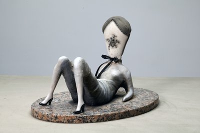 Dirty Love Pillow, 2014 (tkanina, glina, farba na granicie) autorstwa Cathie Pilkington