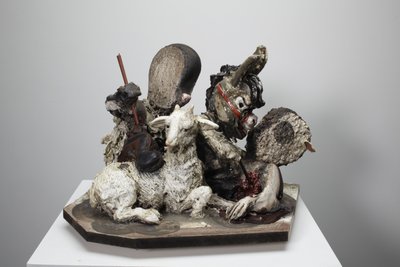 Pomoc jest w drodze, 2010 (drewno, gips, glina, tkanina, farba) autorstwa Cathie Pilkington