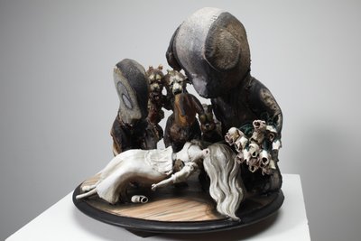 Królewna Śnieżka, 2010 (drewno, linoryt, gips, glina, tkanina, farba) autorstwa Cathie Pilkington