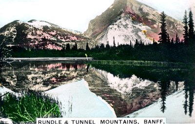 Mounts Rundle and Tunnel, Banff, Alberta, Kanada, c1920. autorstwa Cavenders Ltd