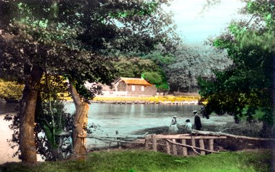 Ruswarp Dam, Whitby, North Yorkshire, 1926. autorstwa Cavenders Ltd
