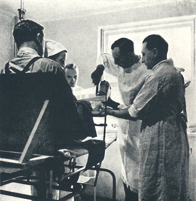 Szpital rekonwalescencji - uszkodzona kostka, 1941 autorstwa Cecil Beaton