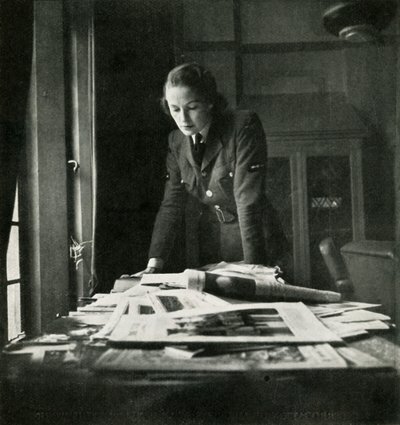 W czytelni, ok. 1943. autorstwa Cecil Beaton