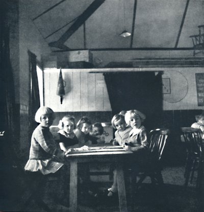 Lekcje dla londyńskich dzieci w wiejskim ratuszu, 1941 autorstwa Cecil Beaton