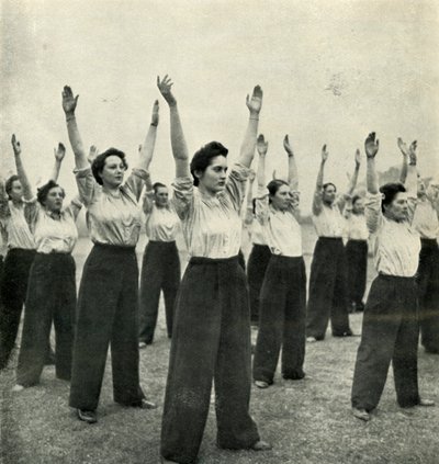 Trening fizyczny w magazynie rekrutacyjnym, c1943. autorstwa Cecil Beaton
